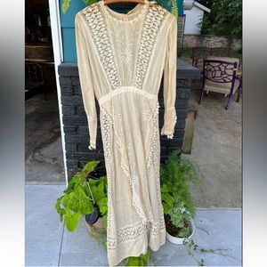 VINTAGE HANDMADE 1894 DAISY AND LACE WEDDING DRESS